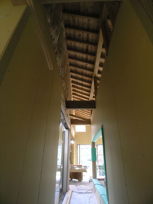 洗面所入り口からリビングを見る。<br />天井が高く明るいＬＤＫに繋がる通路。明暗の領域を感じさせ、更なる奥行きを感じさせてくれる場所となっています。