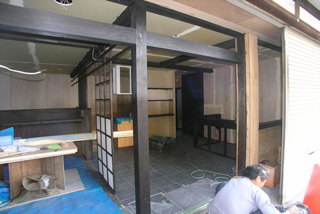 お店全体の様子です。<br />造作の建具関係は終わり、後は照明などの工事になります。<br />明日は内装クロスが施工されますので、又イメージが随分変わると思います。<br />また、ホームページにUPしますのでご期待下さいませ。